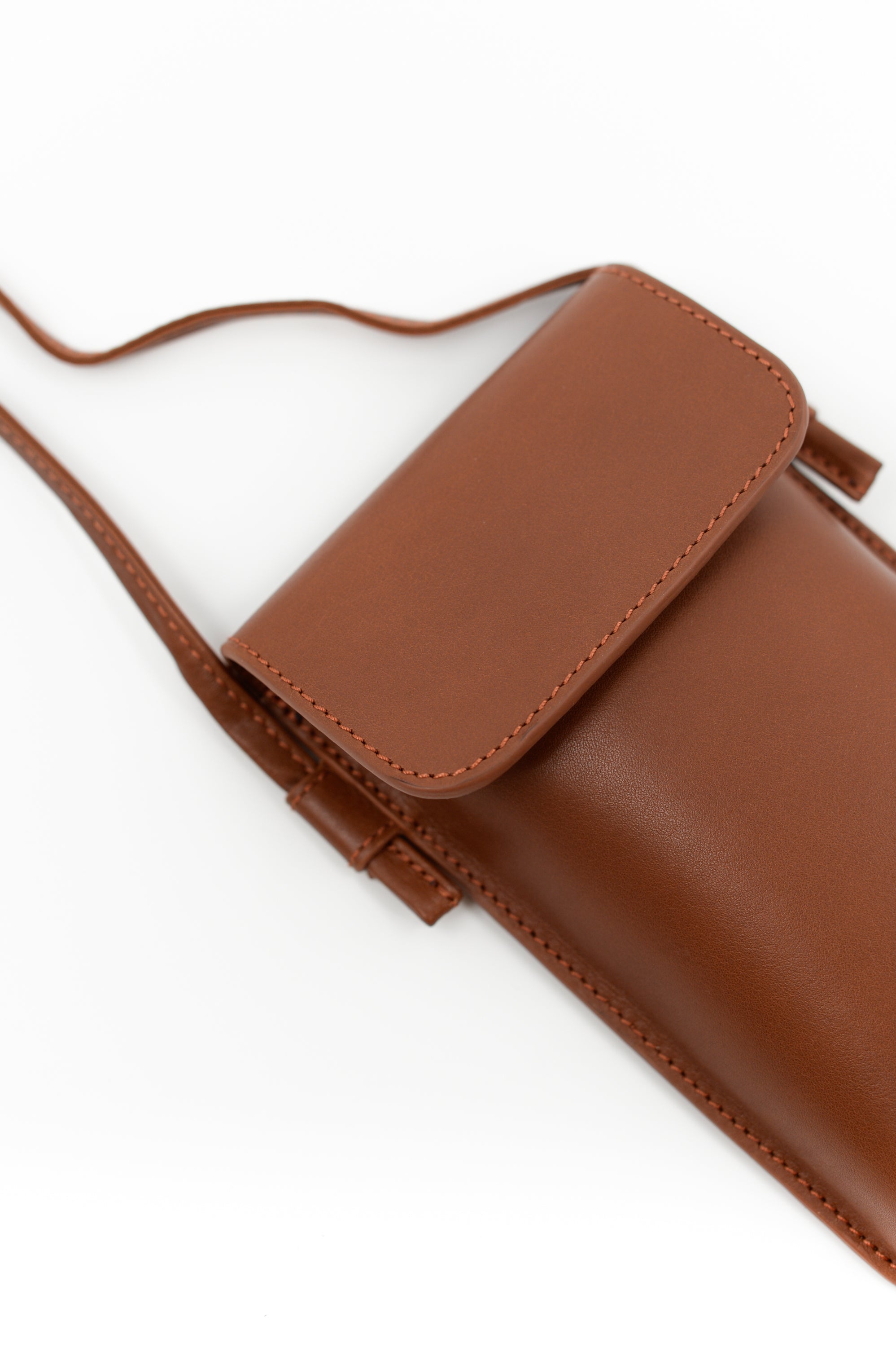 Smartphone-Tasche aus cognacfarbenem Nappaleder