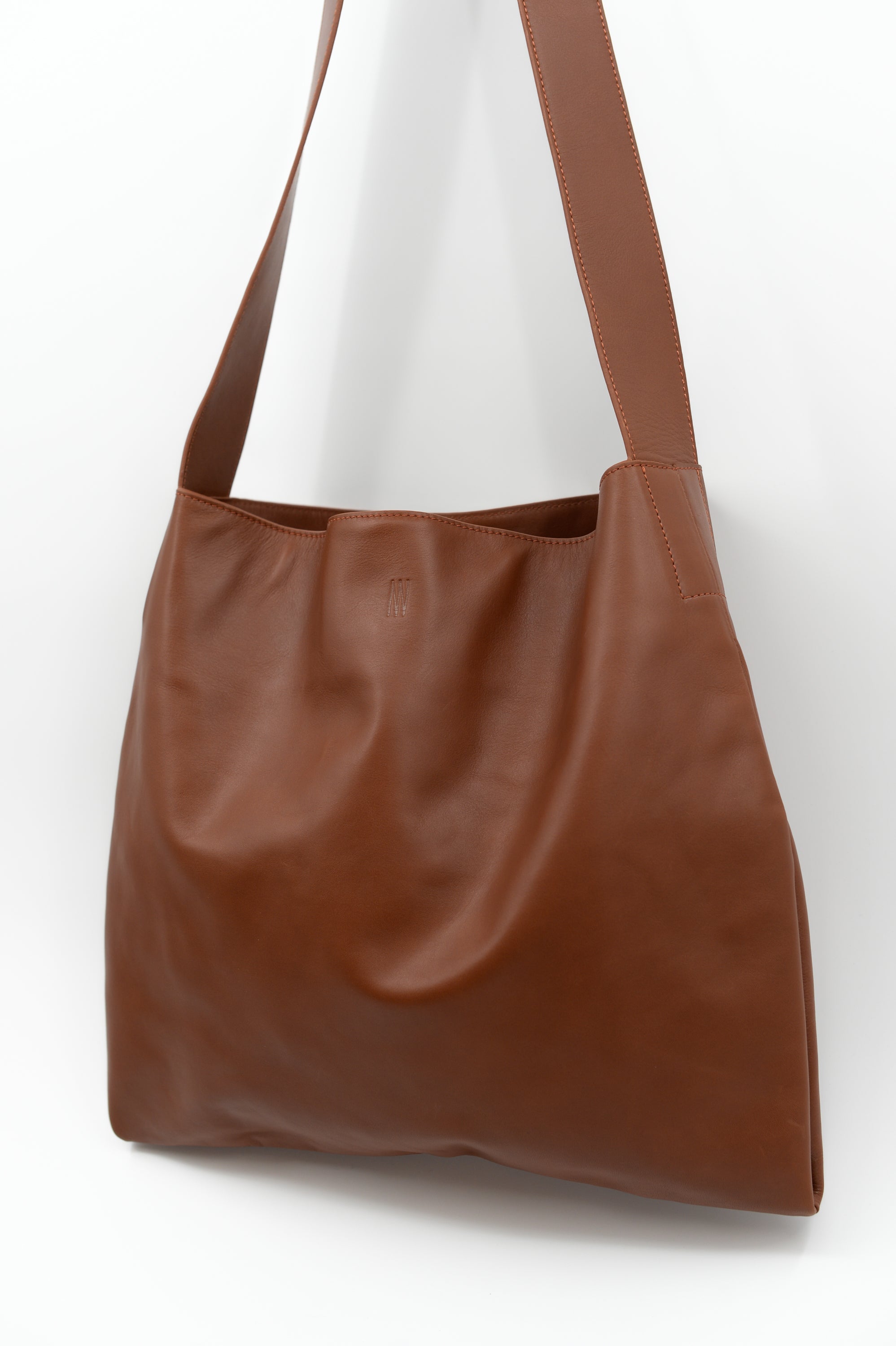 Große Crossbody-Handtasche aus cognacfarbenem Nappaleder