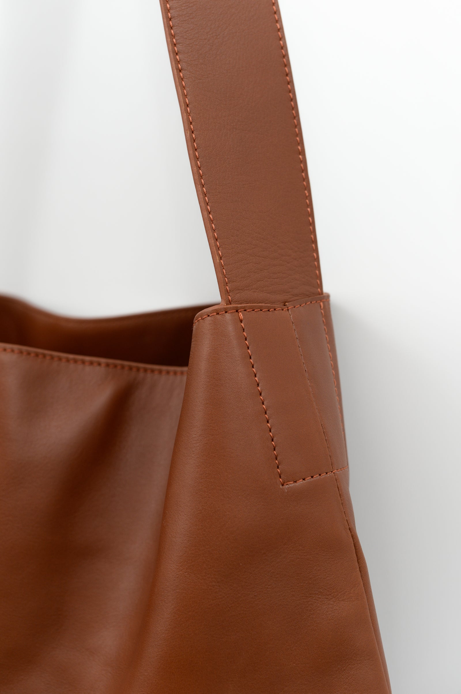 Große Crossbody-Handtasche aus cognacfarbenem Nappaleder