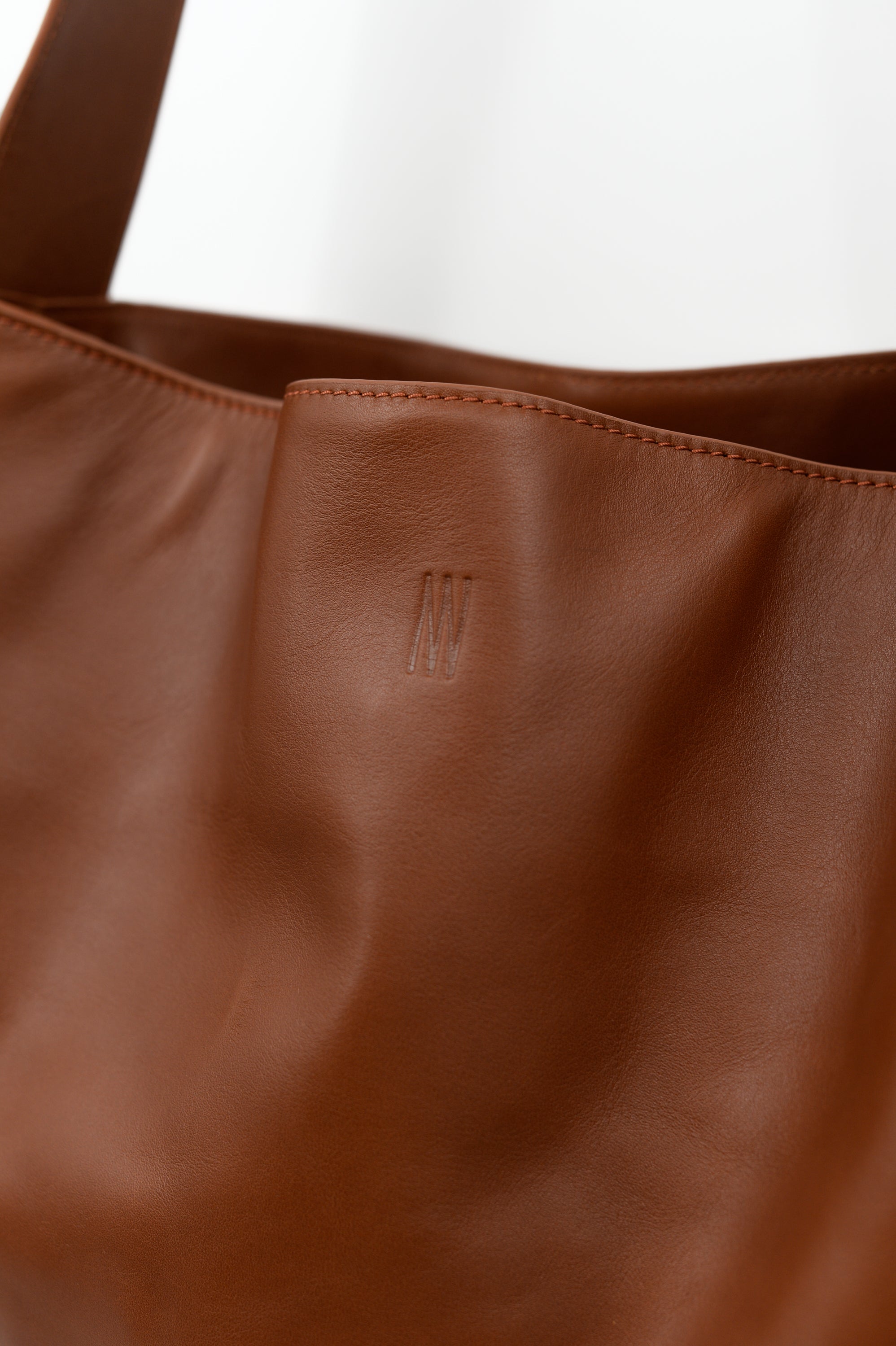 Große Crossbody-Handtasche aus cognacfarbenem Nappaleder