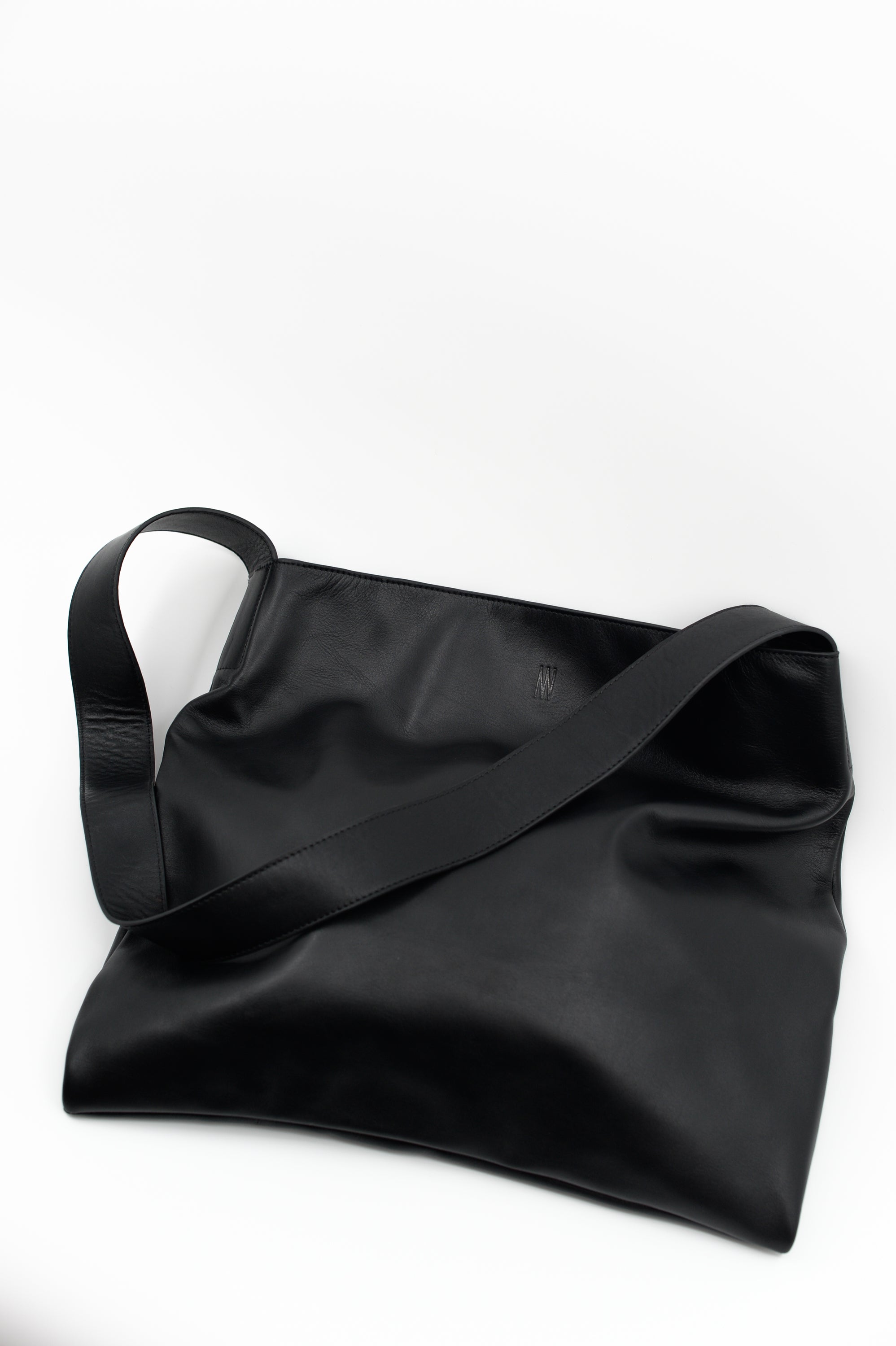 Große Crossbody-Handtasche aus schwarzem Nappaleder