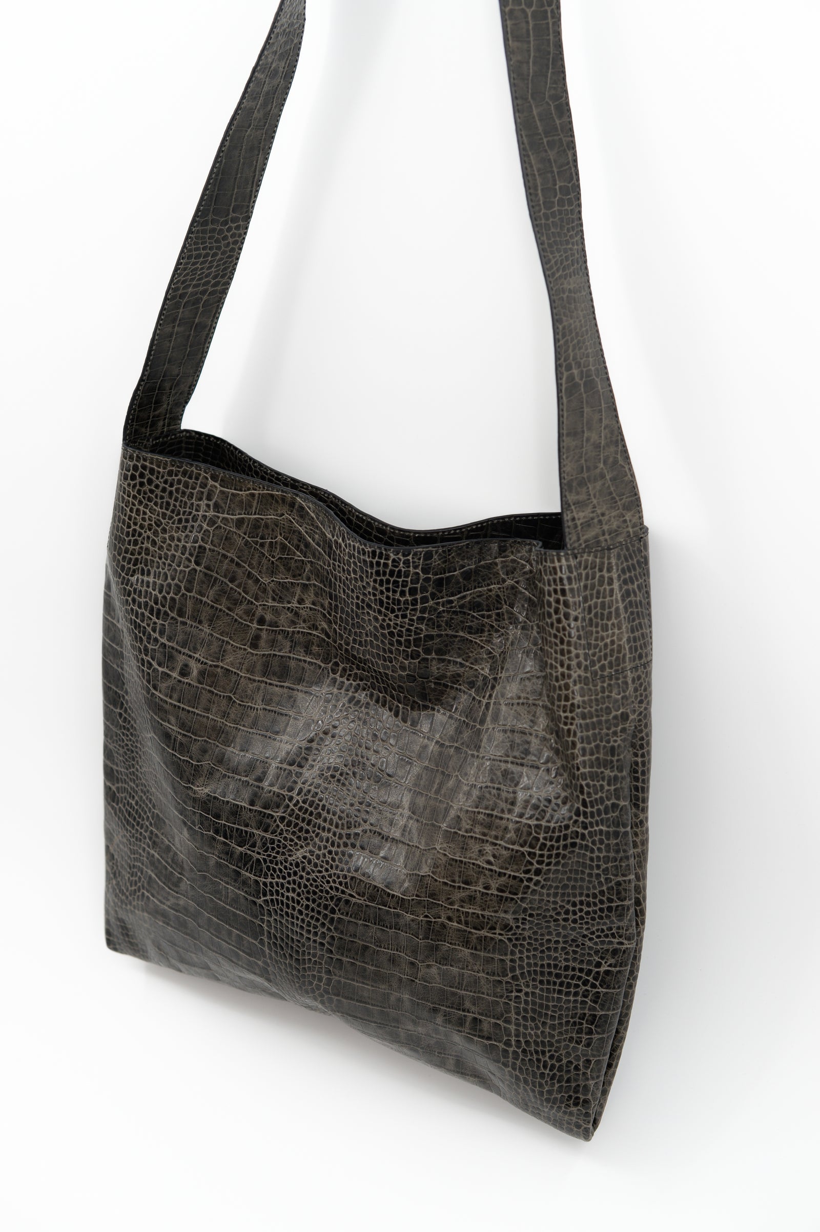 Große Crossbody-Handtasche in Kroko-Schwarz-Oliv