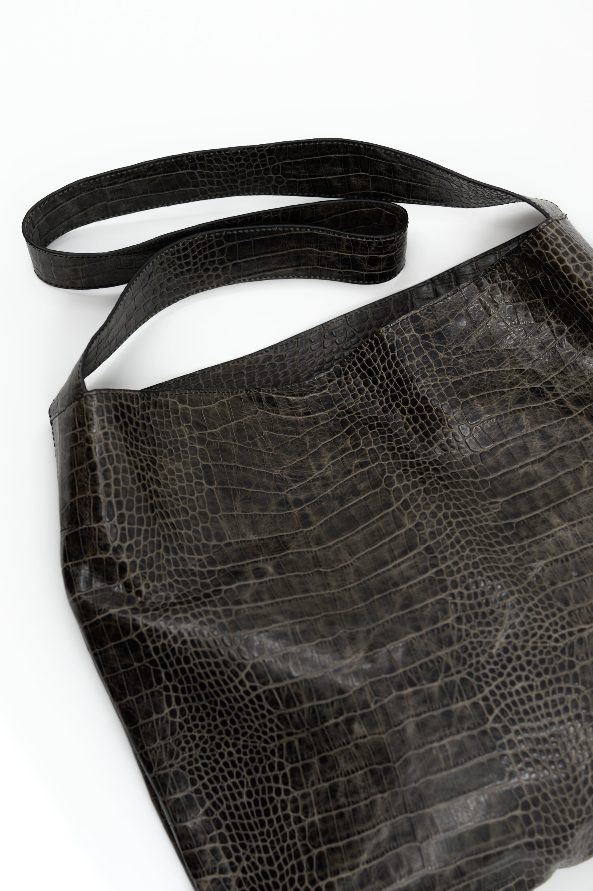 Big crossbody handtas in croco black olive