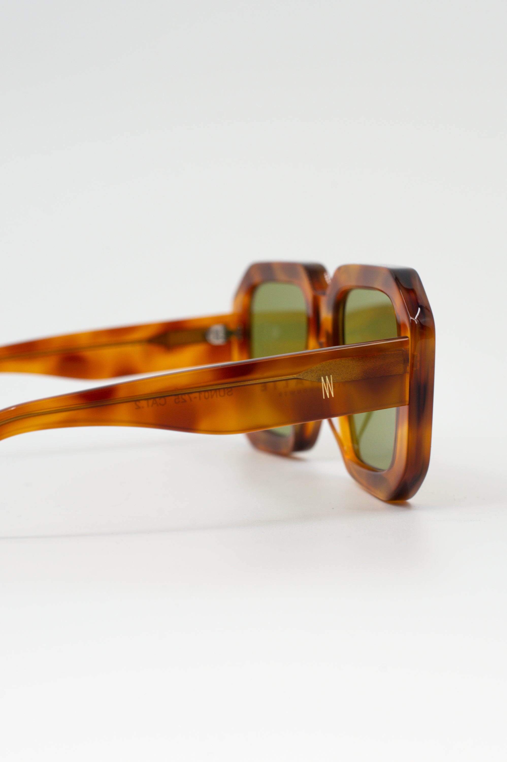 Onassis sunglasses in light tortoise /olive