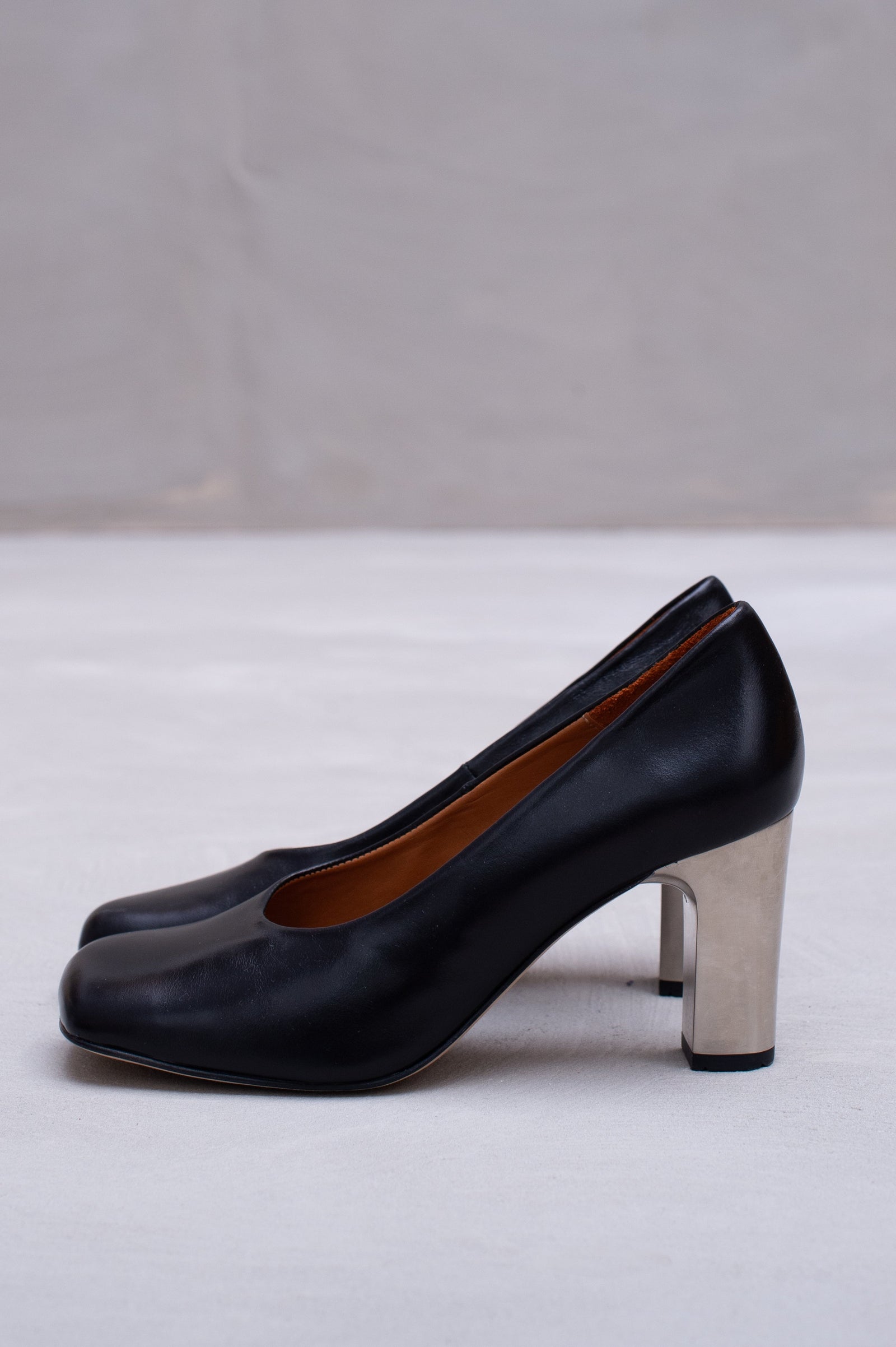 Flume black pumps