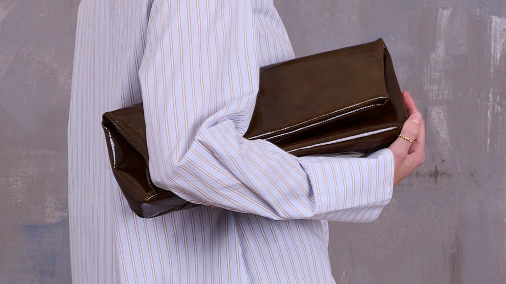 Gennaro handtas in patent olive